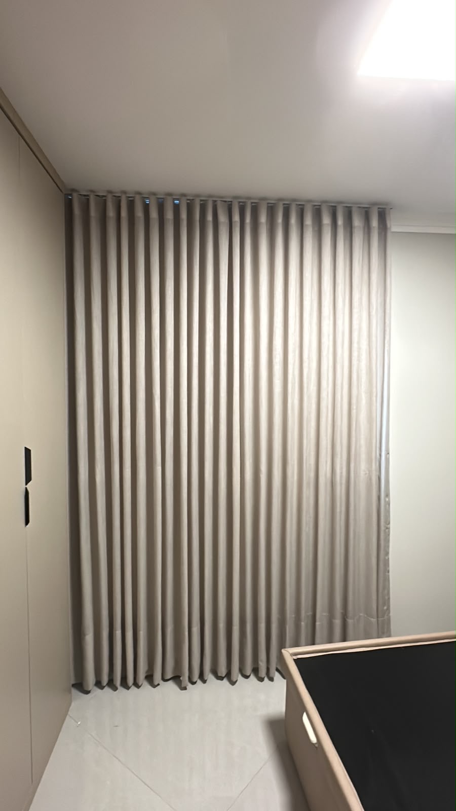 Cortina wave em tecido linho no quarto