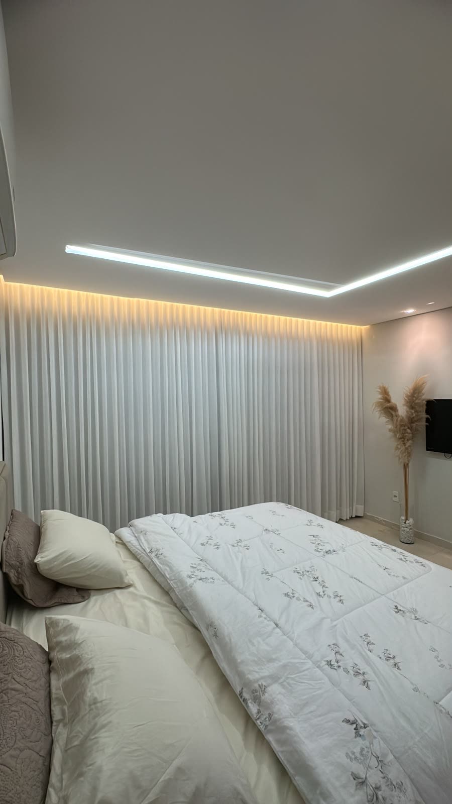Cortina de voil em quarto de casal com luz indireta
