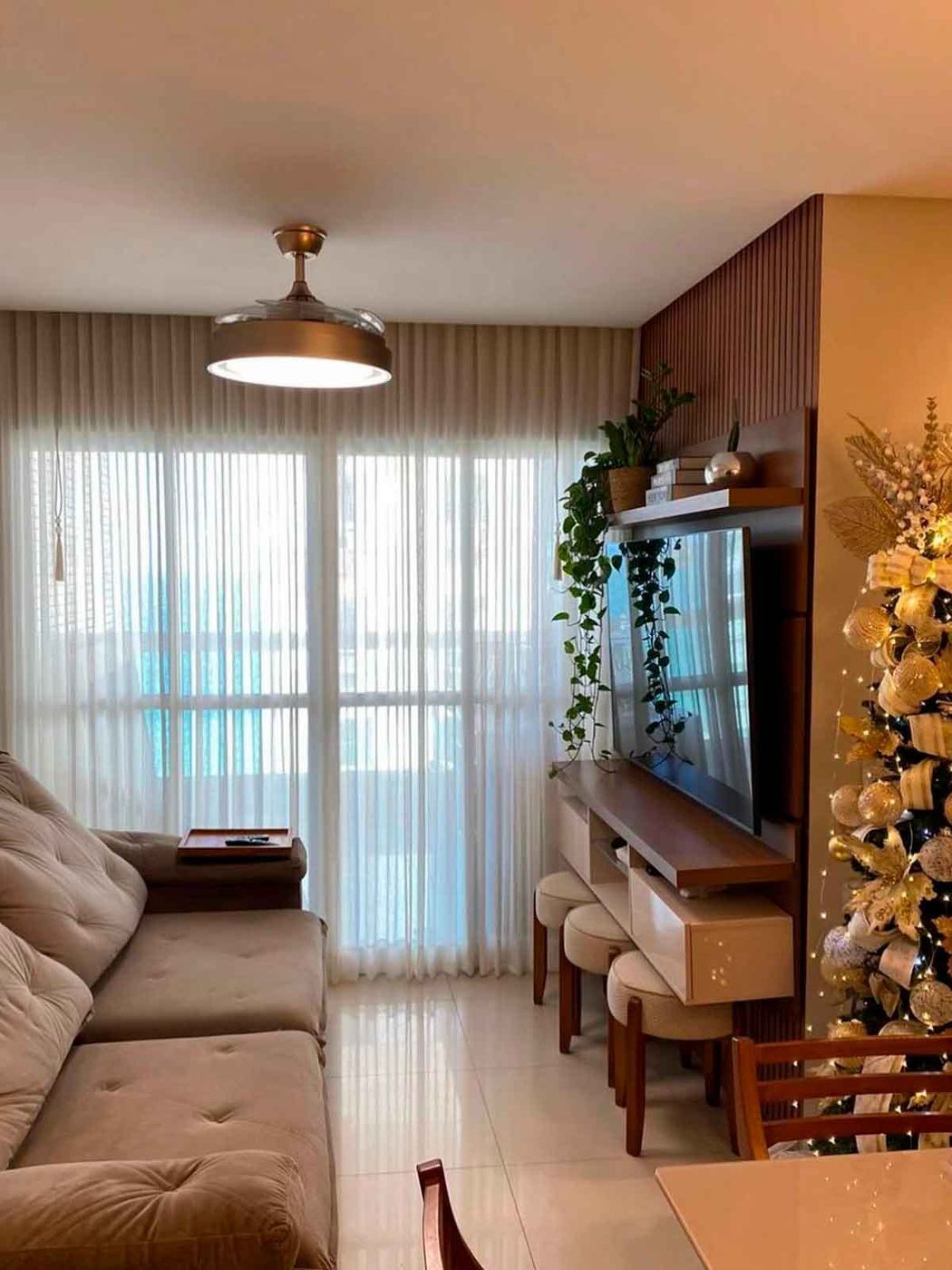 Sala de estar clara com cortina sob medida